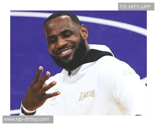 老詹被cue瞬间引发小卡幽默回应杯中轩尼诗引发媒体热议